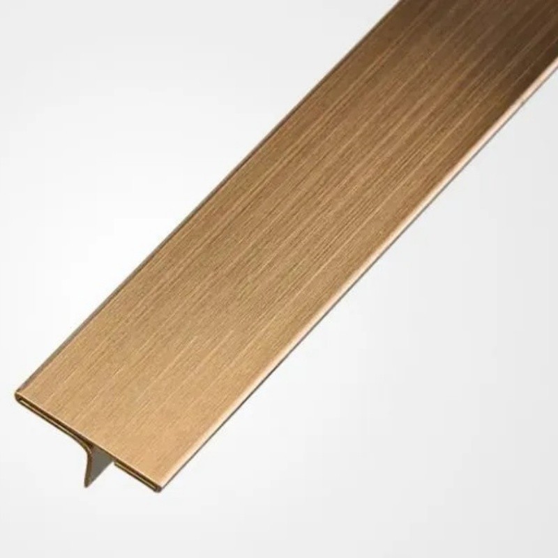 Tira de madera con adornos de metal
